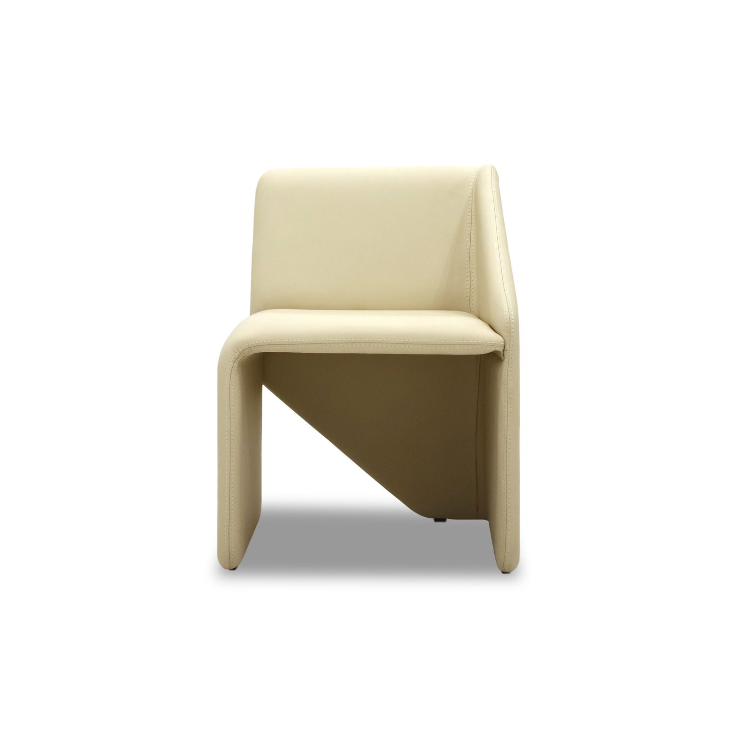 Chaise beige moderne et minimaliste au design géométrique de Humble Nature. La Chaise de salle à dîner en cuir Essence │ VANILLA présente une assise et un dossier continus, un profil latéral triangulaire et un revêtement lisse sur un fond blanc uni.