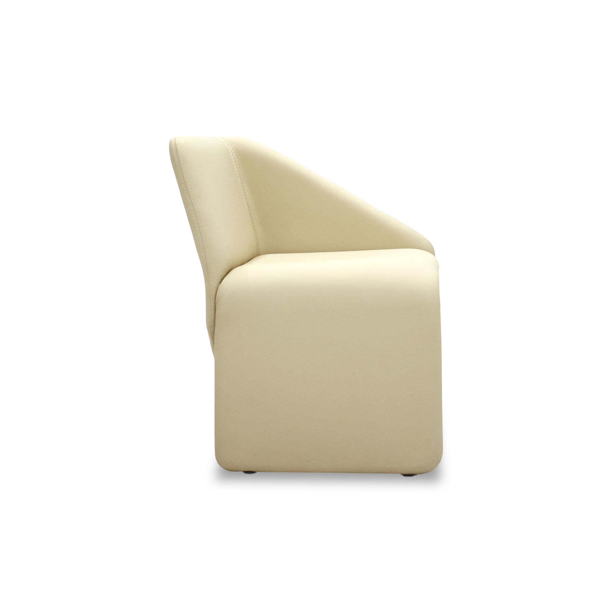 Vue latérale de la Chaise de salle à dîner en cuir Essence │ VANILLA de Humble Nature, un fauteuil moderne de couleur crème de Roberta Banqueri au design épuré, avec un dossier haut et une assise rembourrée en cuir naturel. Placé sur un fond blanc.