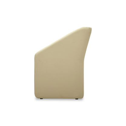 Vue de côté de la chaise de salle à dîner en cuir Essence VANILLA de Humble Nature, au design moderne et épuré signé Roberta Banqueri. Le dossier haut et incliné offre une silhouette unique, revêtu de cuir naturel beige avec des pieds discrets.