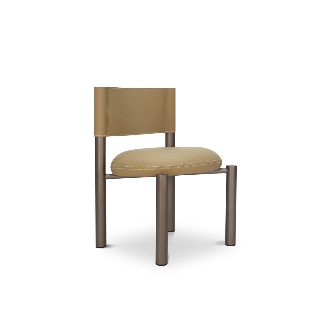 La Chaise de salle à dîner en cuir Barrel | NATUREL de Humble Nature est une chaise moderne au design minimaliste, dotée dune assise et dun dossier rembourrés en cuir marron clair. Ses pieds cylindriques épais en métal lui confèrent un look robuste et contemporain.