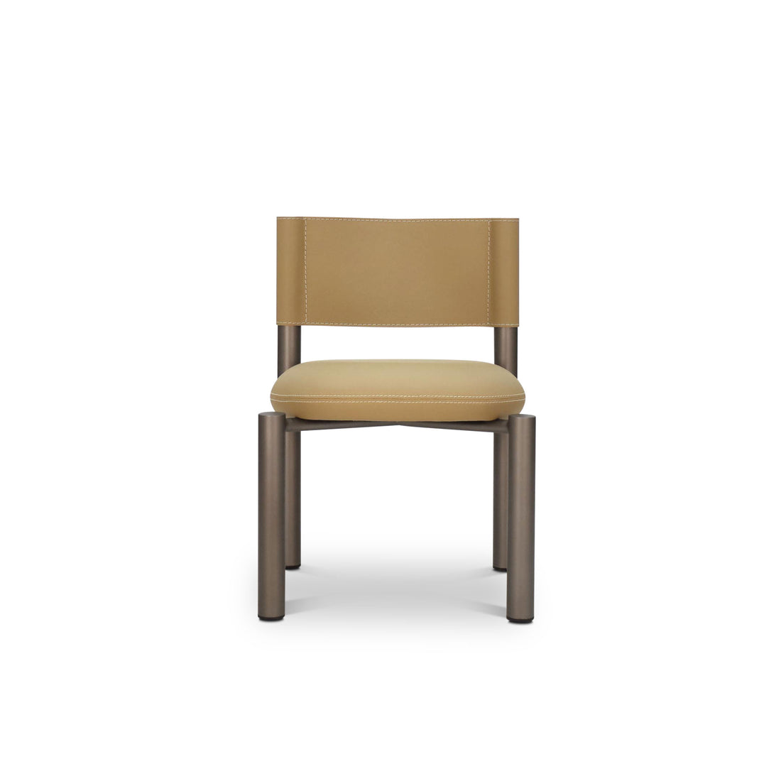 Chaise de salle à dîner contemporaine en cuir Barrel | NATUREL de Humble Nature, dotée dune assise et dun dossier en cuir beige avec des pieds cylindriques métalliques. Son design minimaliste se détache sur un fond blanc uni, mettant en valeur lesthétique moderne de la marque.