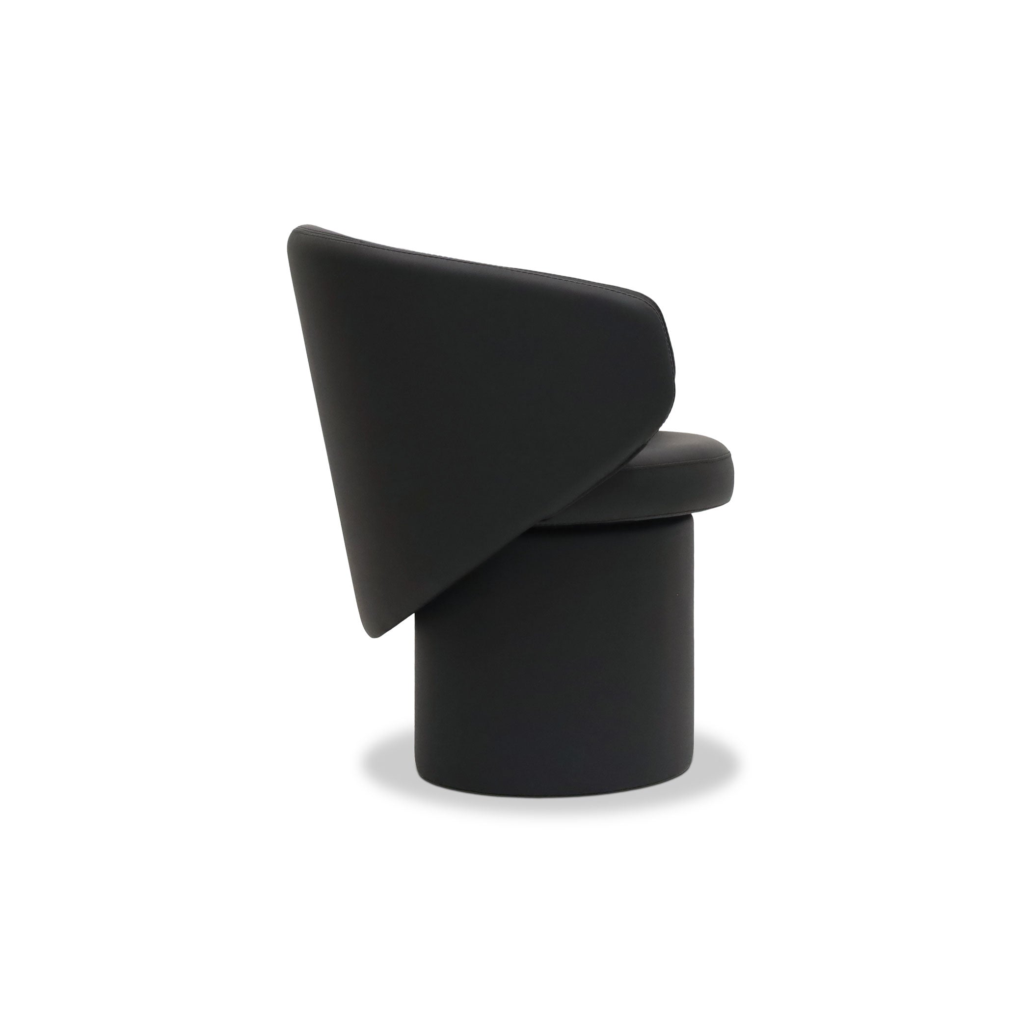 Vue latérale de la chaise de salle à dîner pivotante en cuir Essence | ONYX de Humble Nature, présentant un design noir élégant avec une base cylindrique et un dossier angulaire, incarne la sophistication et lélégance minimaliste sur un fond blanc uni.