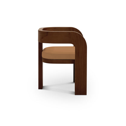 Vue latérale de la chaise de salle à dîner en bois Origin | PECAN de Humble Nature, dotée dun cadre élégant en chêne rouge nord-américain et dun siège rembourré marron. Son design minimaliste aux courbes douces et au dossier bas met en valeur nimporte quelle salle à dîner, sur fond blanc uni.