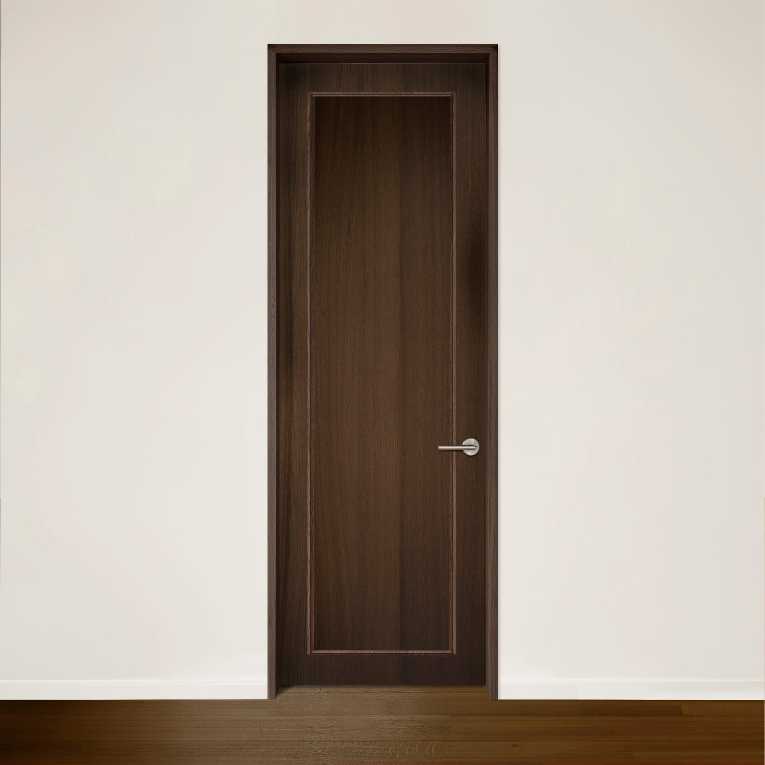 Une porte fermée en bois foncé avec une poignée argentée moderne, conçue et fabriquée au Québec par Humble Nature, contraste avec un mur blanc uni. En dessous se trouve un plancher de bois franc brun riche. La porte PASSAGE CONTOUR a un design rectangulaire simple et une durabilité accrue.