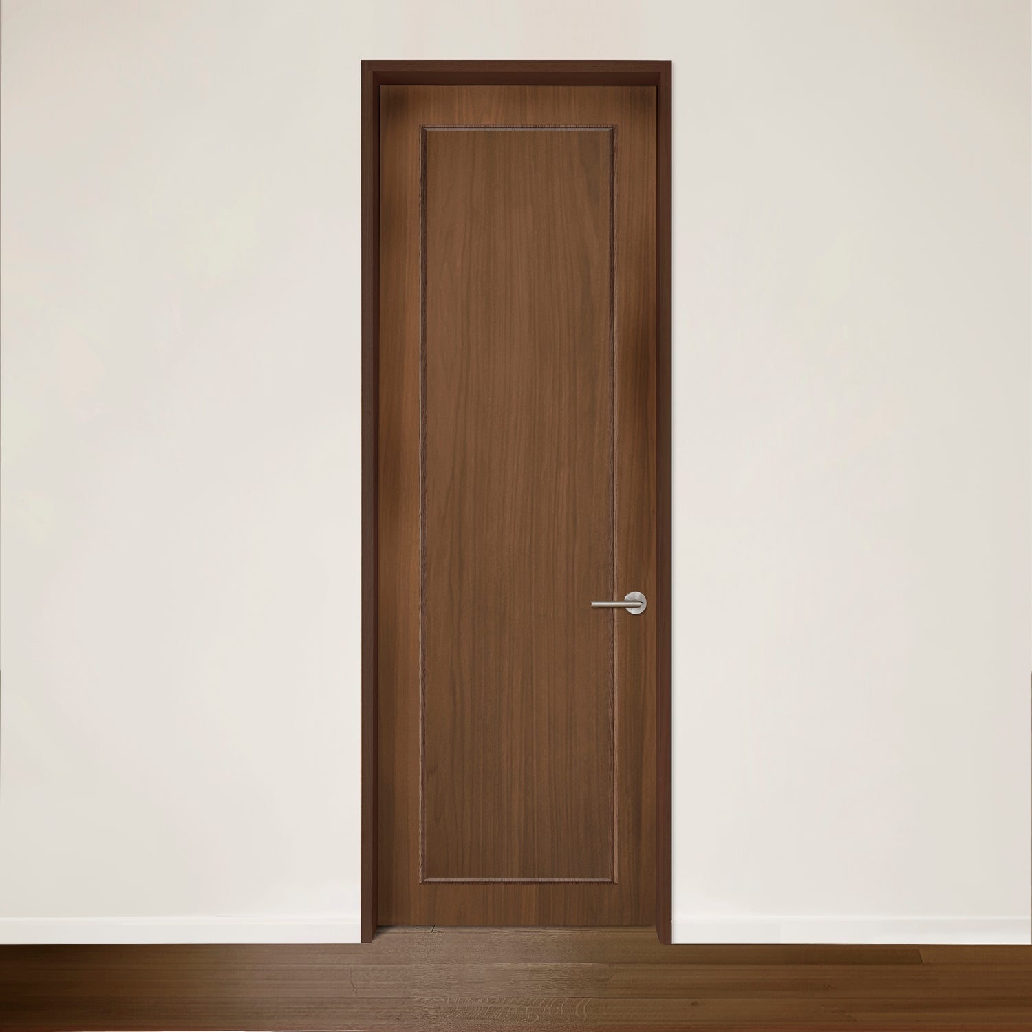 La Porte CONTOUR en noyer minimaliste de Humble Nature met en valeur lélégance intemporelle avec son design en bois fermé, sa poignée argentée et son cadre rectangulaire. Placé contre un mur blanc et un sol marron, son motif de grain de bois plus foncé met en valeur la durabilité accrue.