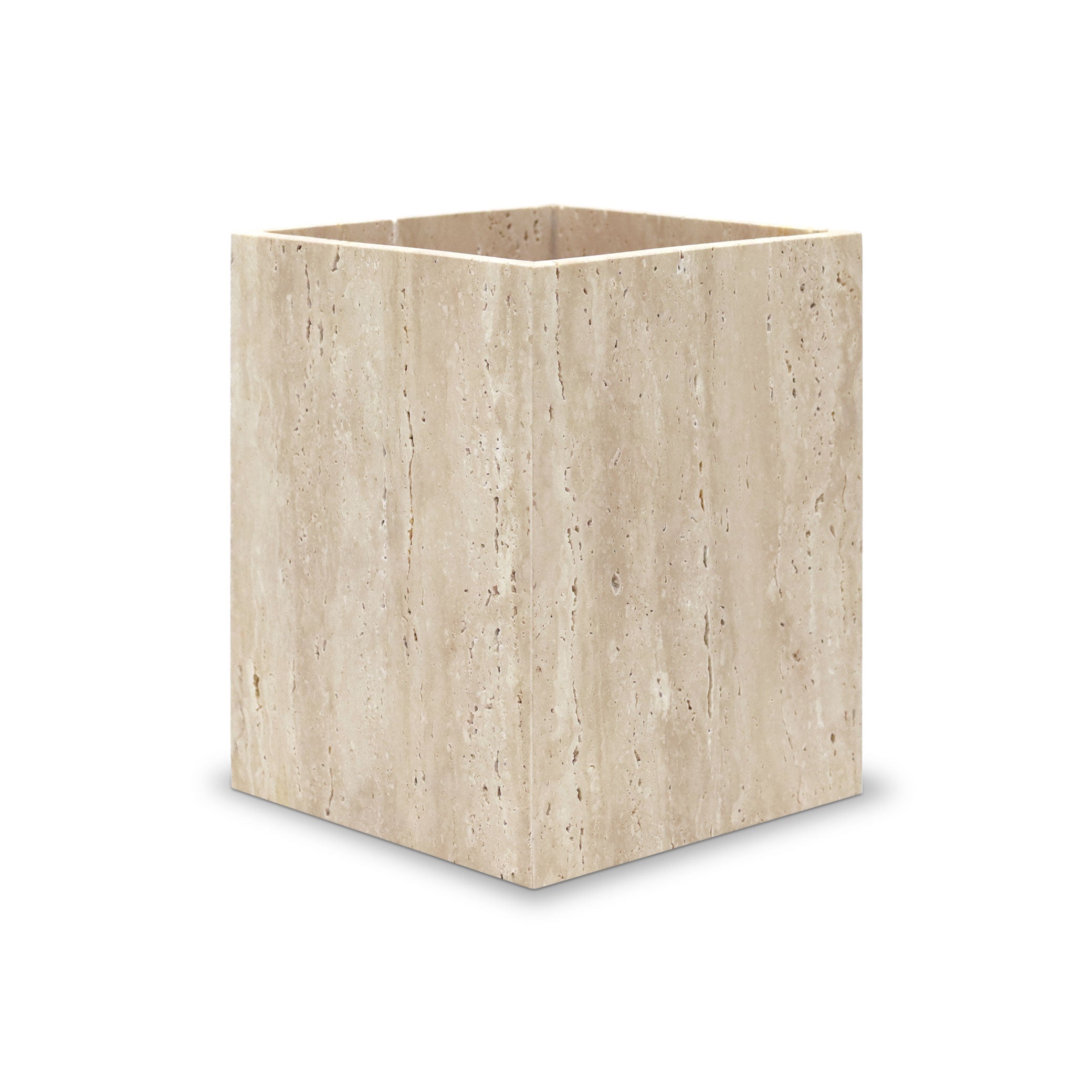 La Corbeille │ TRAVERTIN de Humble Nature est une jardinière carrée en travertin avec une surface en pierre texturée beige. Sa construction élégante en pierre naturelle et son design moderne en font un accessoire idéal pour votre salle de bain. Présentée vide sur fond blanc, elle est polyvalente et élégante.