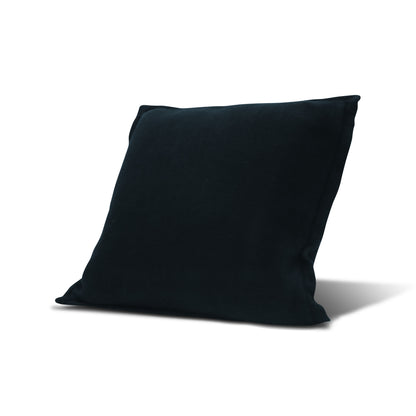 Loreiller COUSSIN EN LIN | ONYX de Humble Nature se dresse sur un fond blanc, mettant en valeur son aspect doux et moelleux avec des techniques de tissage traditionnelles et un léger ombrage qui améliore son aspect tridimensionnel.