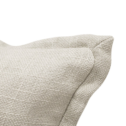 Gros plan sur le COUSSIN EN LIN | CLAY de Humble Nature, qui présente un tissu texturé beige avec des détails de tissage visibles. Le coussin semble doux et moelleux avec une couture de bord légèrement prononcée sur un fond blanc uni.