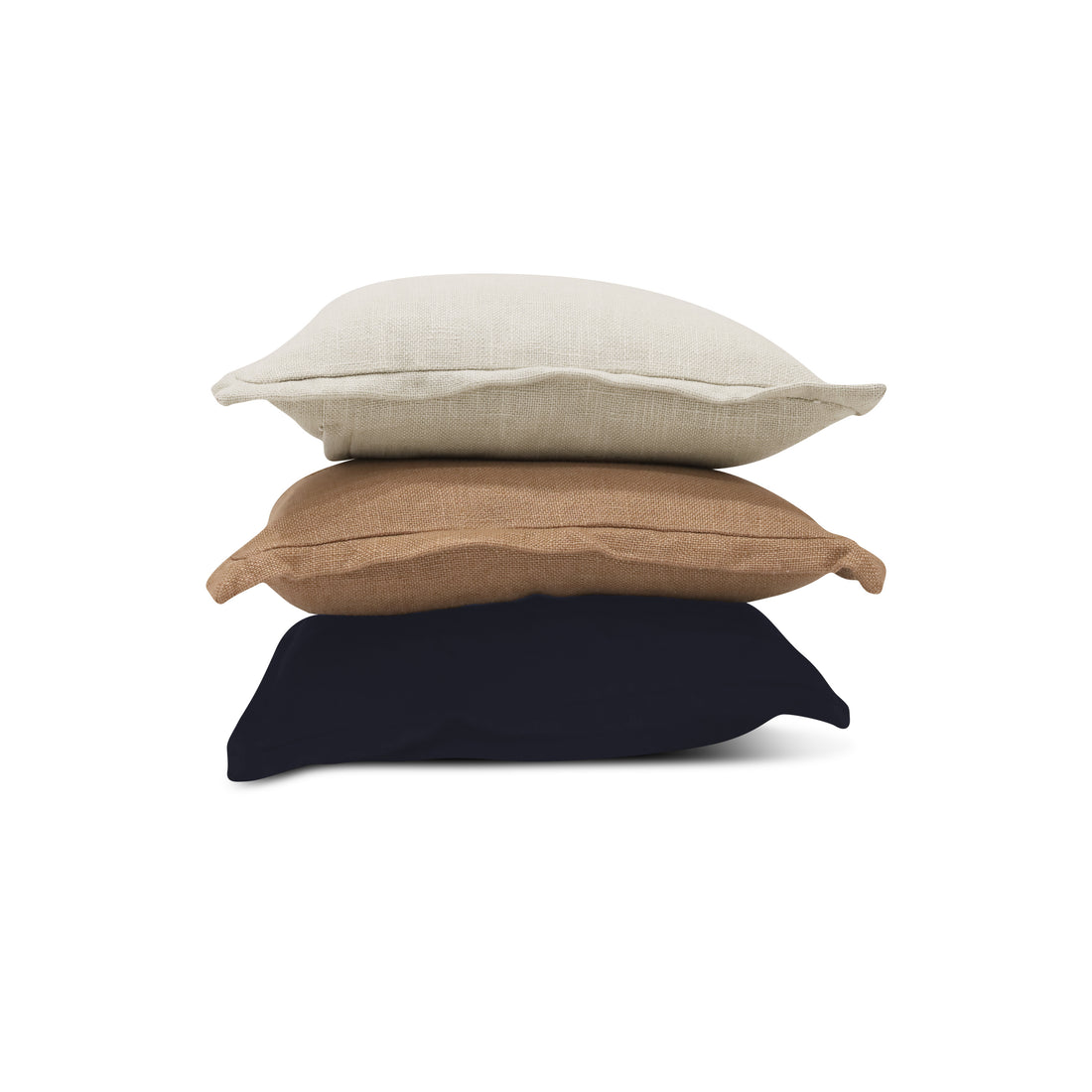 Le COUSSIN EN LIN | ONYX de Humble Nature présente trois coussins superposés en beige clair, marron moyen et bleu marine foncé. Avec des textures organiques inspirées des techniques de tissage traditionnelles, ils offrent une apparence moelleuse et confortable.