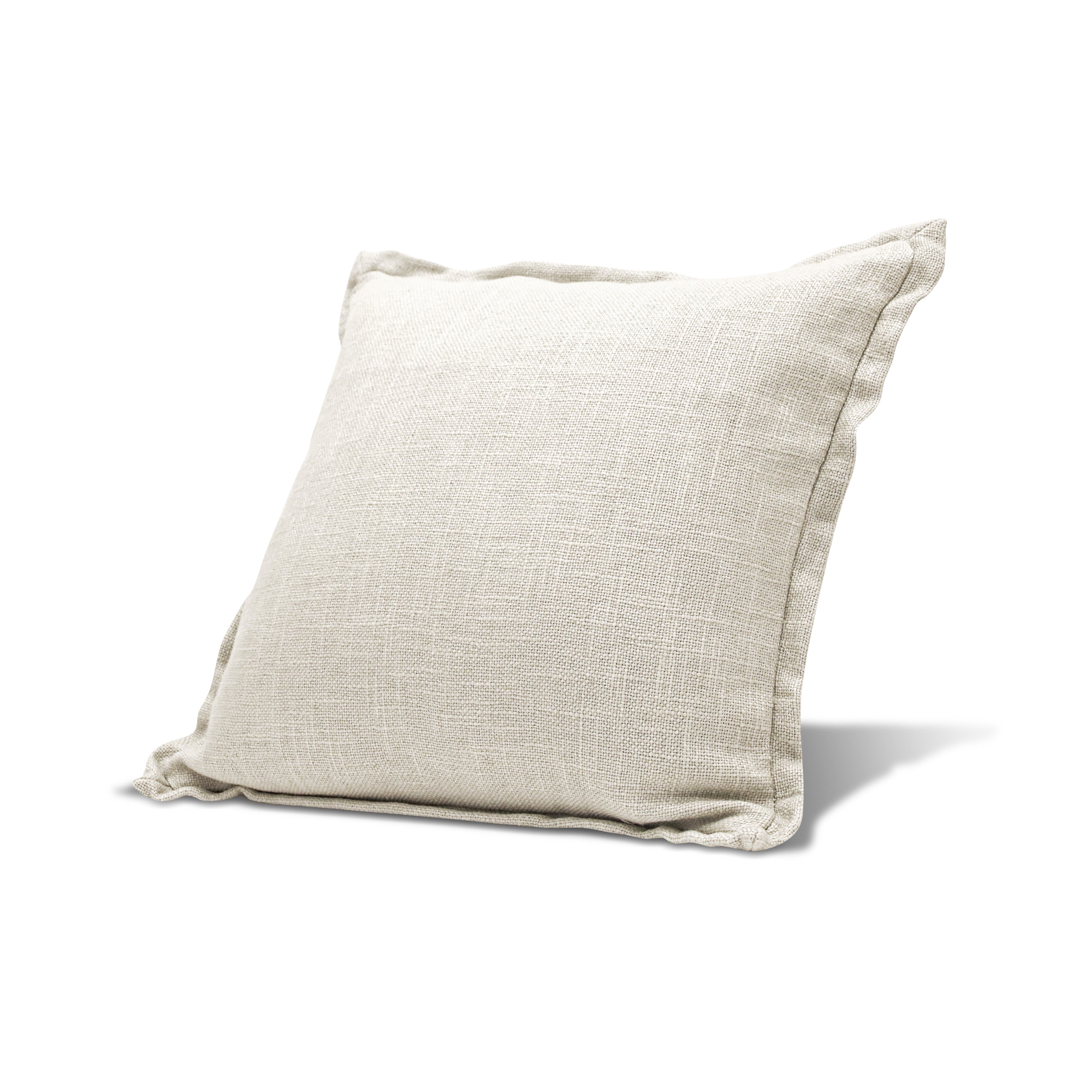 Le coussin COUSSIN EN LIN | CLAY de Humble Nature est carré, beige clair, et confectionné en lin naturel avec une surface texturée et des bords légèrement évasés, sur un fond blanc uni.