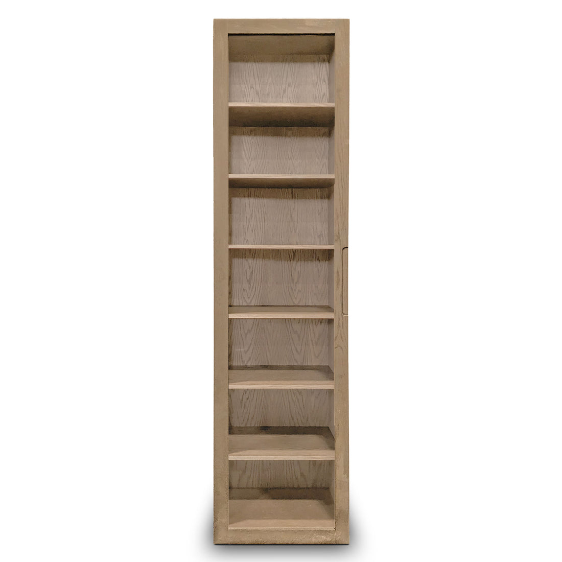 Larmoire Humble Nature Simple Fini Authentik | Porte Verre, une bibliothèque haute et étroite en bois avec six étagères encadrées de placage de chêne brossé, se dresse élégamment centrée sur un fond blanc uni.