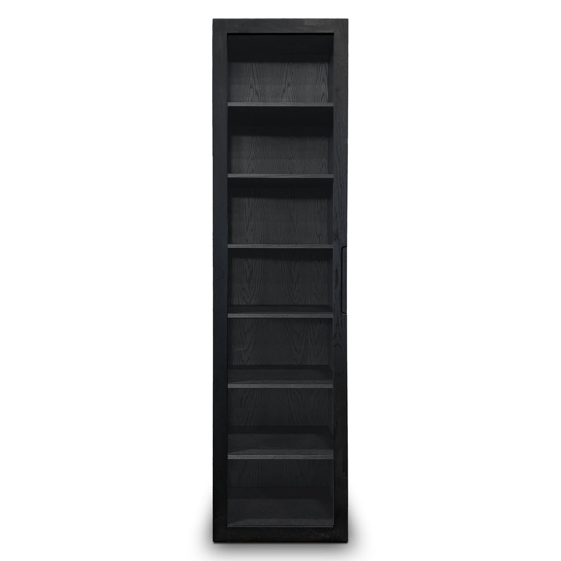 Une grande bibliothèque noire à sept étagères vides, vue de face sur fond blanc, respire lélégance épurée de notre collection Humble Nature : Armoire simple fini onyx | porte verre.