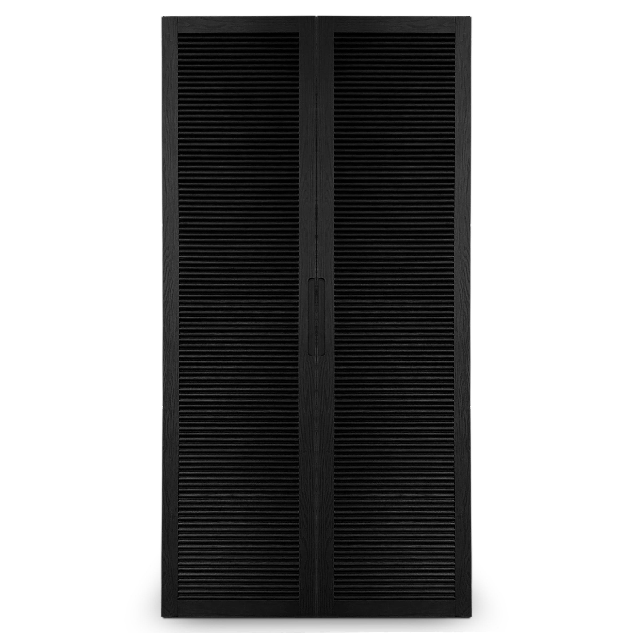 Le Cabinet double fini Onyx, Porte persienne de Humble Nature, est un grand cabinet noir haut de gamme à deux portes et au design minimaliste. Il est doté de poignées verticales centrales et de lattes horizontales sur toute la façade pour plus de texture et de profondeur.