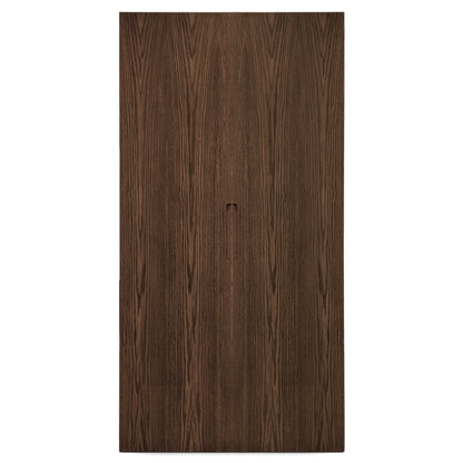 Larmoire double en bois fini Pecan | Porte pleine de Humble Nature est une porte en bois avec une finition marron foncé et un grain de bois vertical, en chêne rouge brossé. Elle présente un design moderne avec une poignée à encoche centrale, ce qui la rend parfaite pour toute collection darmoires organisée.