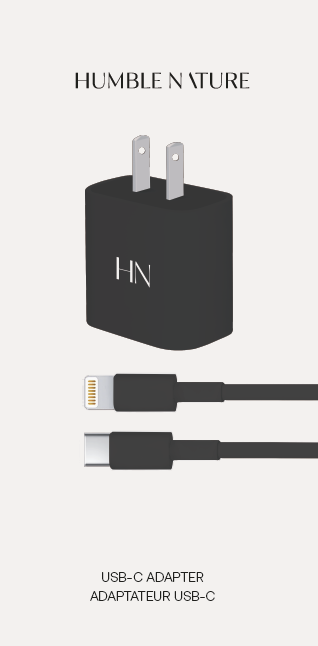 Un adaptateur USB-C noir portant la marque « HN » comporte deux câbles : un connecteur USB-C et un connecteur Lightning. Le nom de la marque « HUMBLE NATURE » apparaît ci-dessus.