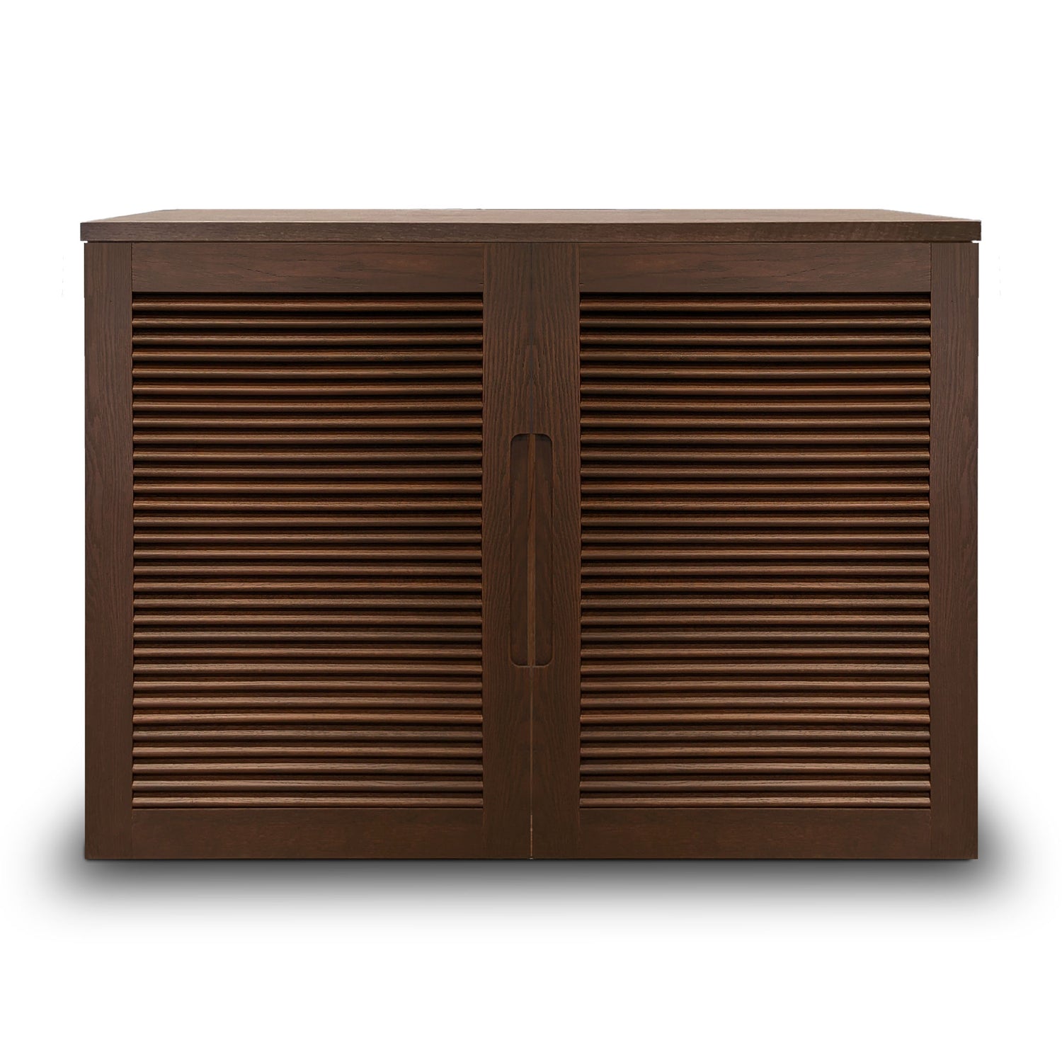 Le meuble console fini pecan | porte persienne de Humble Nature est doté dun bois foncé et de deux portes à persiennes avec poignée centrale intégrée, fabriquées en chêne rouge, se détachant élégamment sur un fond blanc.