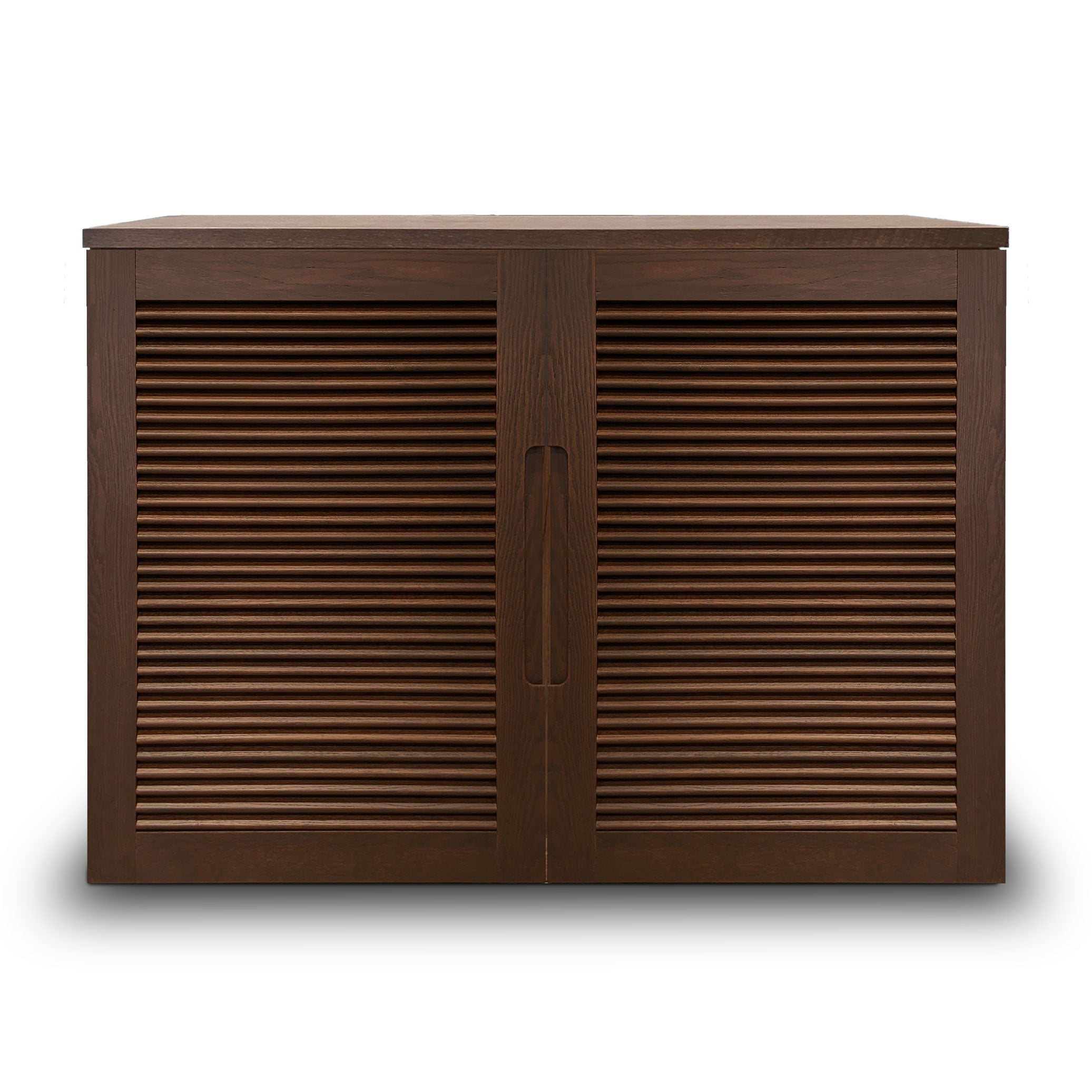 Le meuble console fini pecan | porte persienne de Humble Nature est doté dun bois foncé et de deux portes à persiennes avec poignée centrale intégrée, fabriquées en chêne rouge, se détachant élégamment sur un fond blanc.