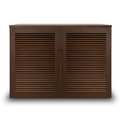 Le meuble console fini pecan | porte persienne de Humble Nature est doté dun bois foncé et de deux portes à persiennes avec poignée centrale intégrée, fabriquées en chêne rouge, se détachant élégamment sur un fond blanc.