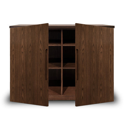 Le Cabinet console fini pecan | porte pleine de Humble Nature présente un design simple avec deux portes ouvertes révélant neuf casiers. Sa finition pecan et son placage de chêne rouge ajoutent de lélégance à nimporte quelle pièce tout en offrant un rangement parfait pour divers articles.