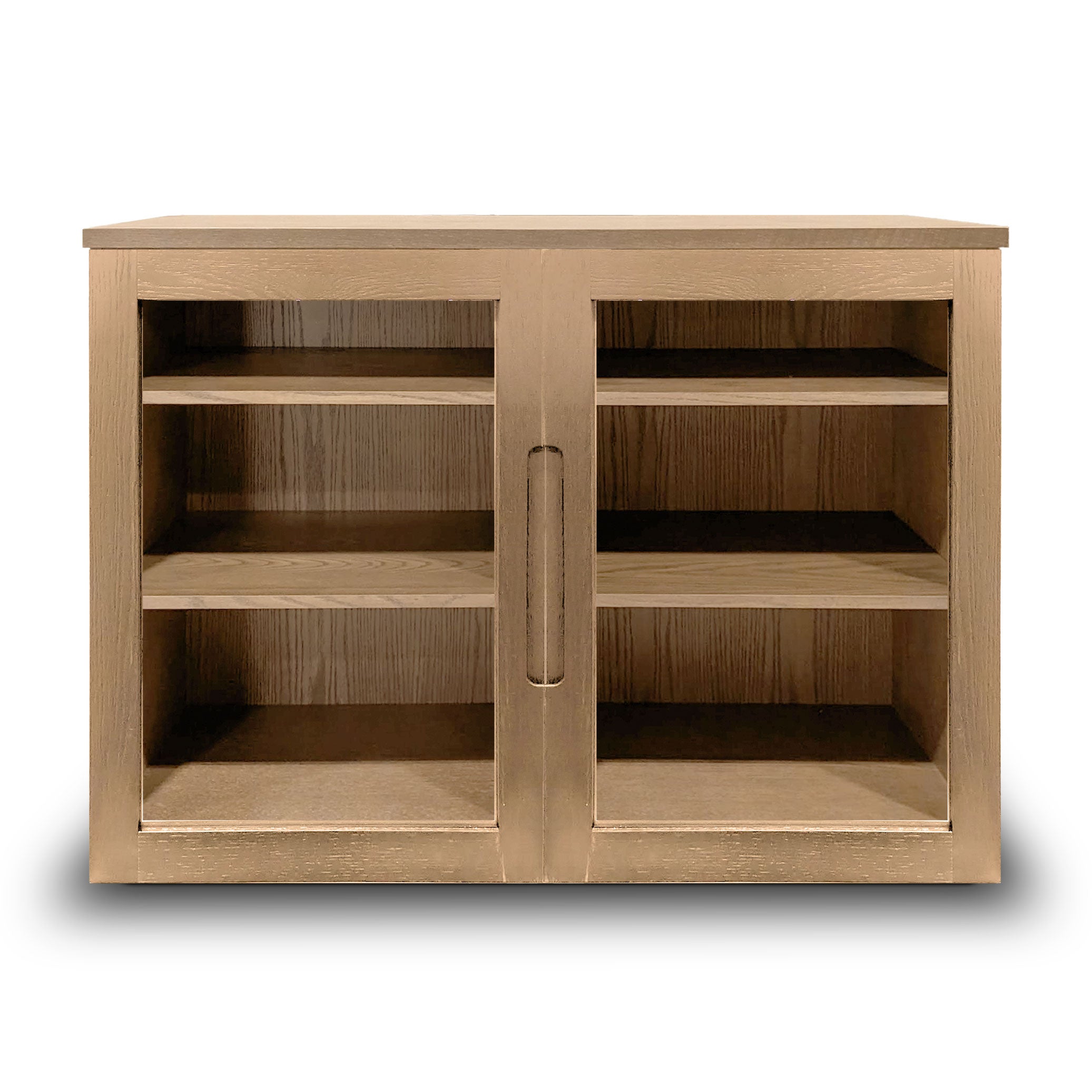 Le meuble console fini authentik | porte verre de Humble Nature est une pièce haut de gamme avec une construction en bois épurée, deux portes en verre et quatre étagères intérieures. Fabriqué en bois brun clair avec un design moderne, il ajoute de lélégance à nimporte quel espace sur un fond blanc uni.