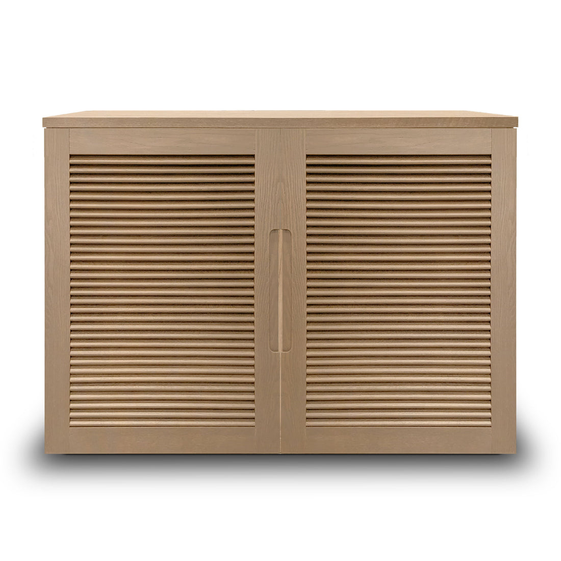 Le Cabinet console fini authentik | porte persienne de Humble Nature est doté de deux portes à panneaux persiennes avec poignées verticales centrales. Sa finition en bois naturel clair, rehaussée de placage de chêne rouge, se détache élégamment sur un fond blanc.