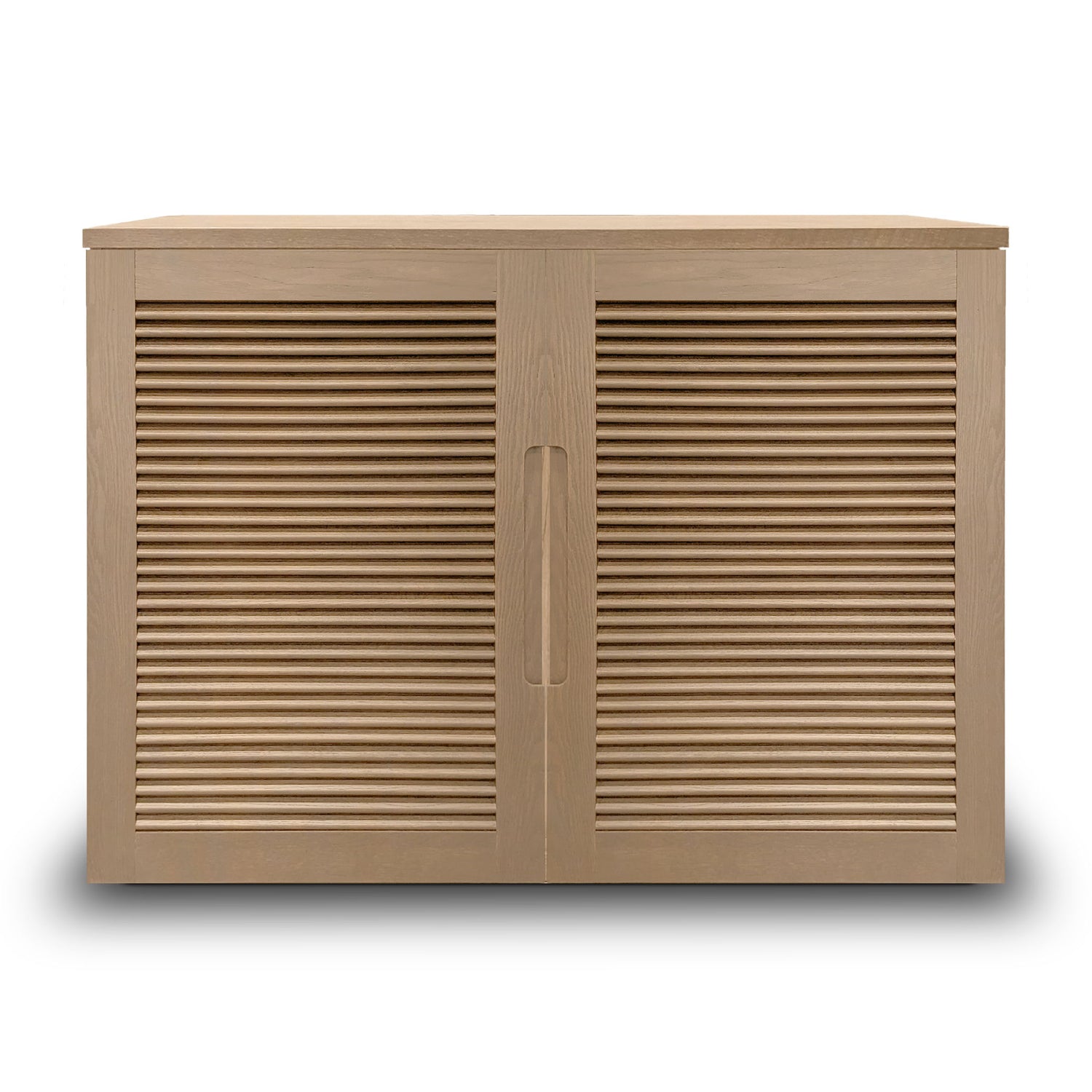 Le Cabinet console fini authentik | porte persienne de Humble Nature est doté de deux portes à panneaux persiennes avec poignées verticales centrales. Sa finition en bois naturel clair, rehaussée de placage de chêne rouge, se détache élégamment sur un fond blanc.