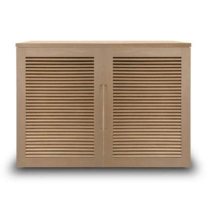 Le Cabinet console fini authentik | porte persienne de Humble Nature est doté de deux portes à panneaux persiennes avec poignées verticales centrales. Sa finition en bois naturel clair, rehaussée de placage de chêne rouge, se détache élégamment sur un fond blanc.