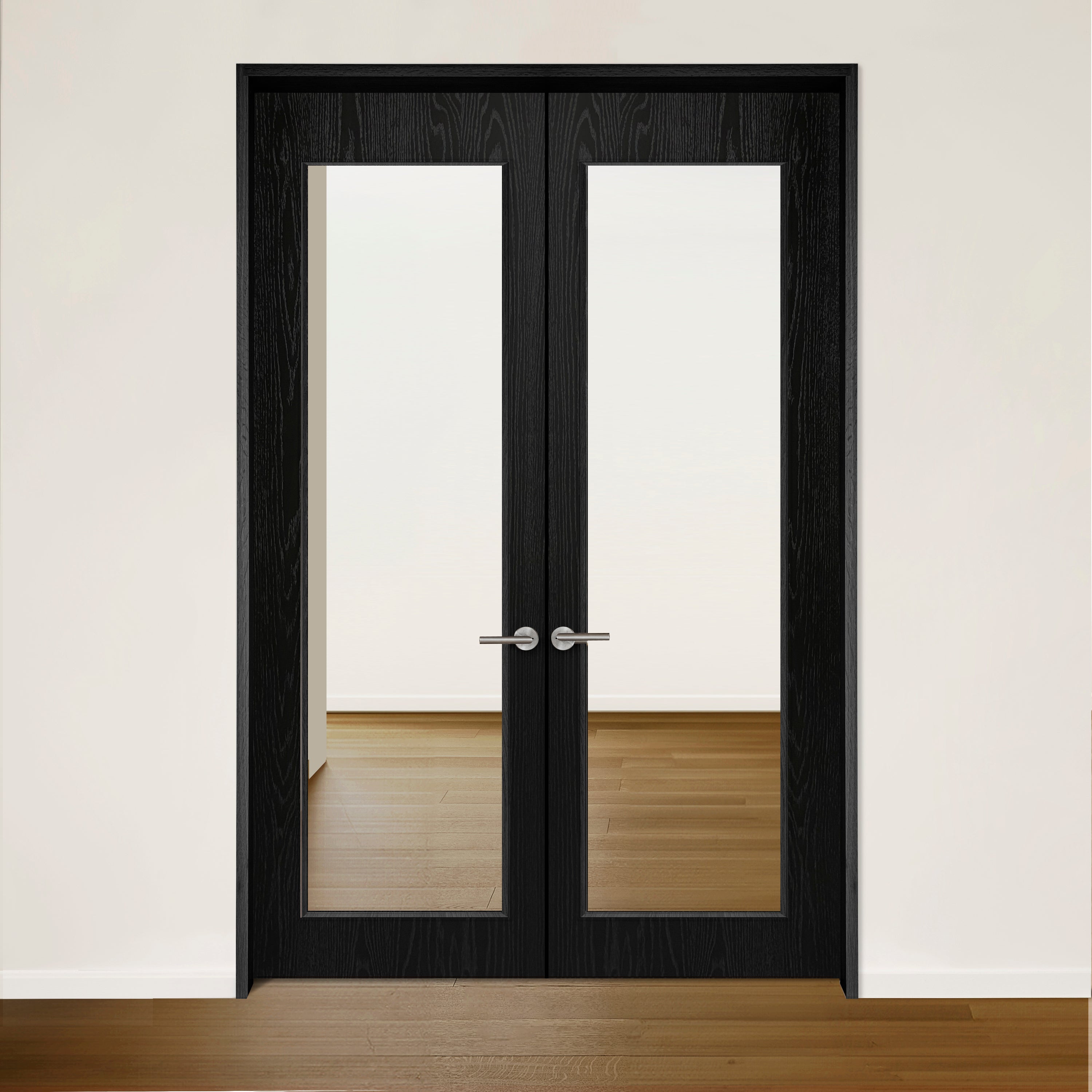 La Porte double SEE de Humble Nature, dotée de panneaux vitrés à cadre noir et de poignées argentées, canalise magnifiquement la lumière naturelle dans la pièce. Installées contre un mur blanc, ces portes souvrent pour révéler un espace avec un parquet en bois clair.