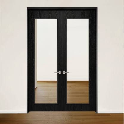 La Porte double SEE de Humble Nature, dotée de panneaux vitrés à cadre noir et de poignées argentées, canalise magnifiquement la lumière naturelle dans la pièce. Installées contre un mur blanc, ces portes souvrent pour révéler un espace avec un parquet en bois clair.