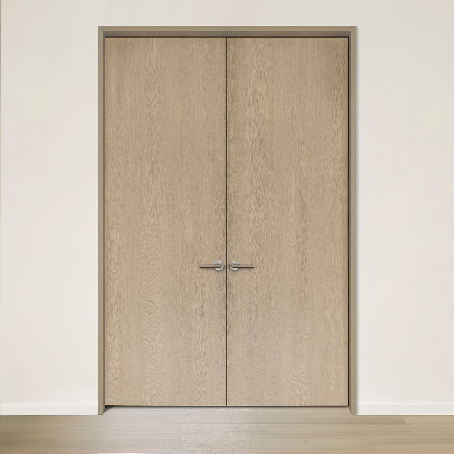 Une paire de Porte double Pure en chêne rouge placage brossé sur dosse Authentik de Humble Nature, avec poignées argentées, est placée dans un mur de couleur crème, mettant en valeur le modernisme et le classique. Le plancher en bois clair assorti renforce lesthétique minimaliste.