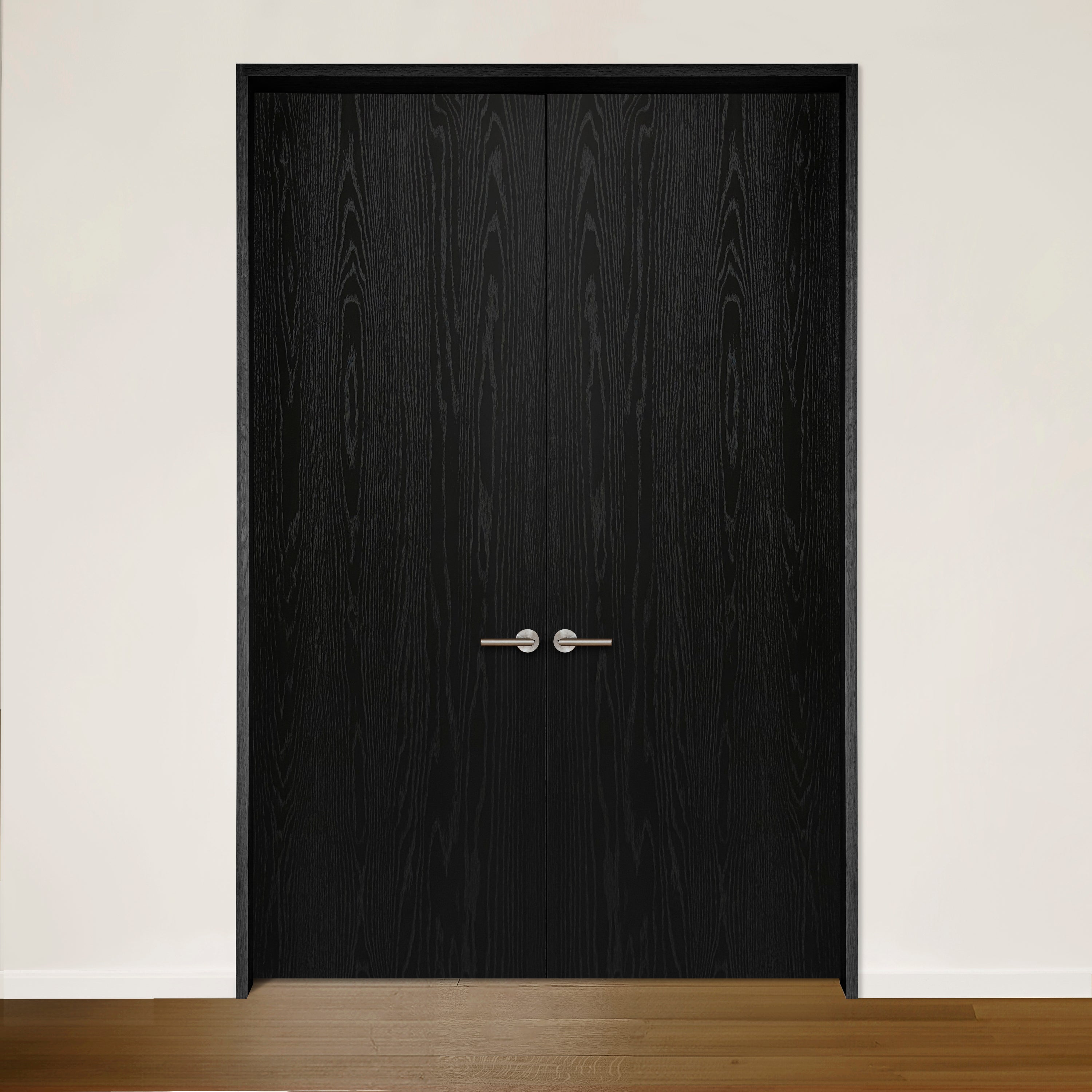 La Porte double Pure en chêne rouge placage brossé sur dosse Onyx de Humble Nature présente de grandes portes doubles noires avec des poignées argentées modernes, une texture de grain de bois subtile et est centrée contre un mur blanc avec un plancher en bois marron clair lisse à lavant.