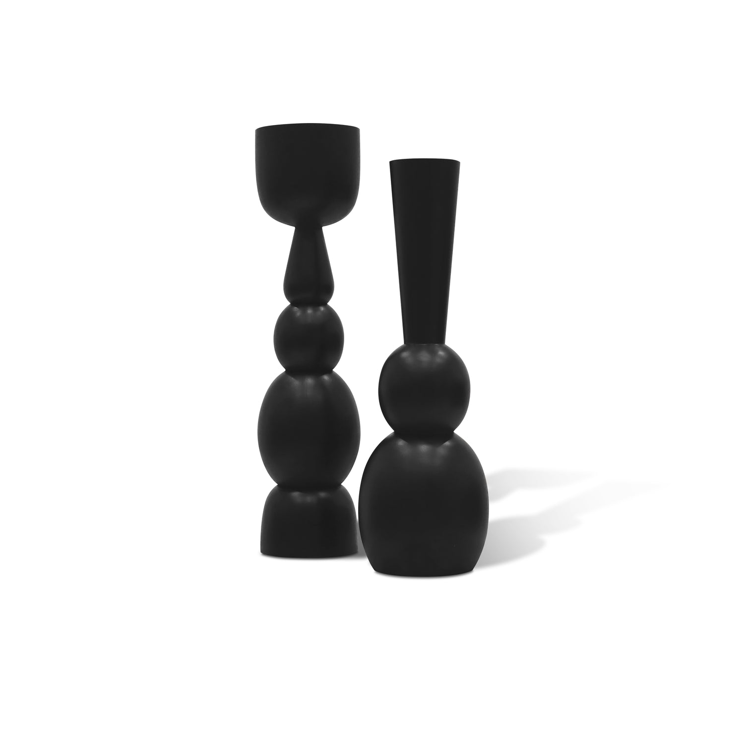 L« Ensemble de deux objets de bois » de Humble Nature présente deux vases noirs modernes uniques : lun avec un design arrondi et empilé et lautre haut et étroit au sommet dune base arrondie, tous deux projetant des ombres élégantes sur un fond blanc.