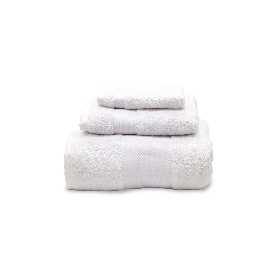 Ensemble de linge de bain blanc en coton éponge italien 650 g/m², soigneusement empilé. Comprend un drap de bain, une serviette à main et une lingette, offrant douceur et chaleur luxueuses avec des finitions impeccables. Fabriqué en Italie.