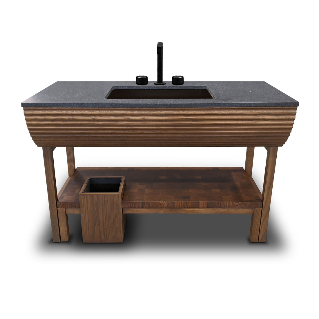 La suite Vanité de Humble Nature est une console de lavabo en bois moderne avec un comptoir sombre luxueux, comprenant un lavabo intégré, un robinet noir, une étagère inférieure ouverte et une petite poubelle. Son design élégant met en valeur le savoir-faire artisanal magistral pour une esthétique minimaliste.