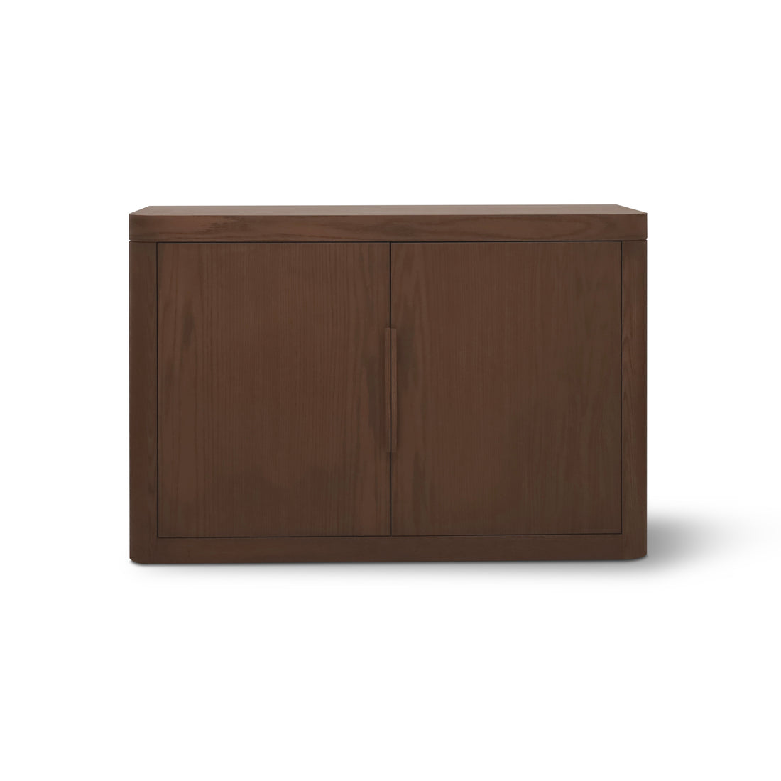 La console en bois foncé Origin de Humble Nature présente un design épuré et minimaliste avec deux portes. Fabriquée en riche pacane, elle se dresse sur un fond blanc, accentuant ses lignes épurées et sa teinte vibrante.