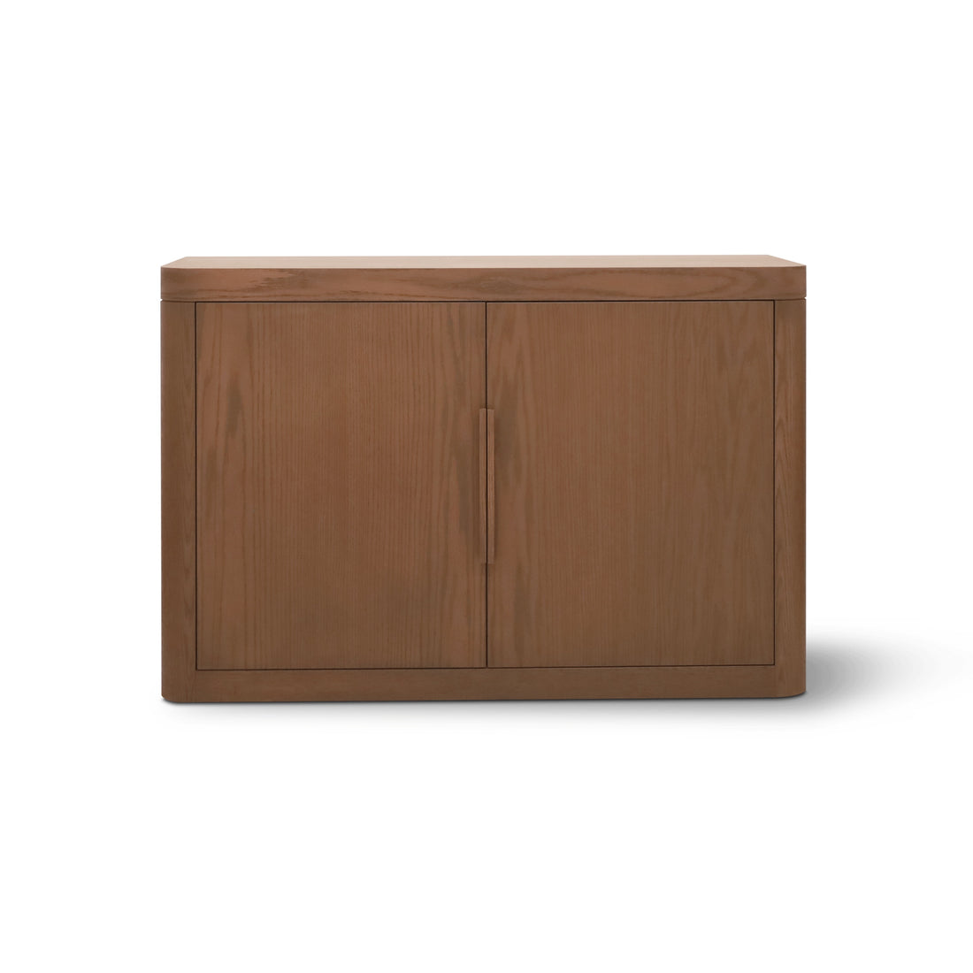 Le Cabinet Console Origin | SADDLE de Humble Nature est un cabinet en bois au design rectangulaire simple doté de deux portes fermées. Fabriqué en chêne rouge, il bénéficie dune finition lisse qui met en valeur son aspect authentique, se détachant élégamment sur un fond blanc.