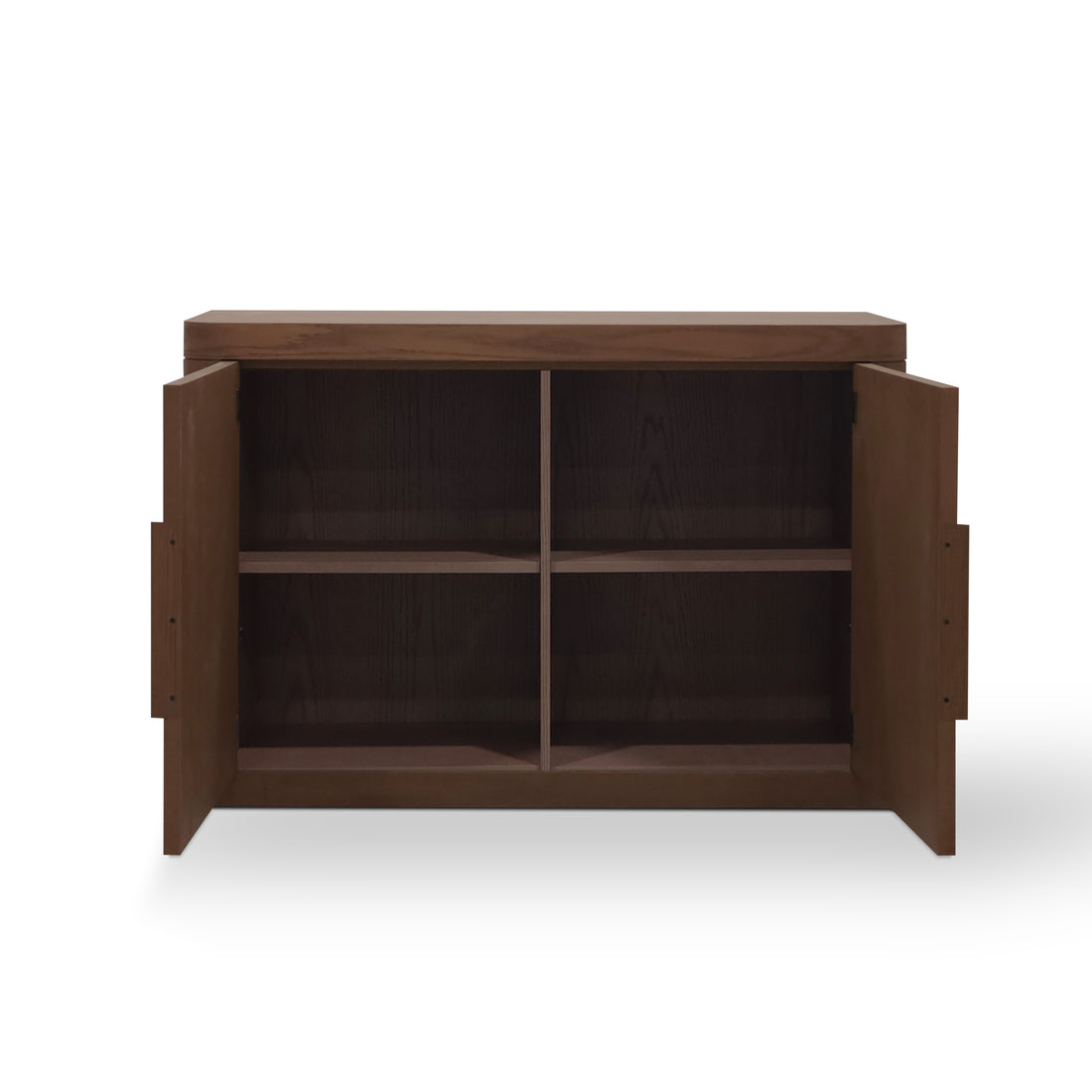 La console armoire Origin | PECAN de Humble Nature est une console en bois marron dotée de deux portes ouvertes découvrant quatre étagères vides. Son design simple et moderne et sa finition lisse mettent en valeur lélégance du chêne rouge.