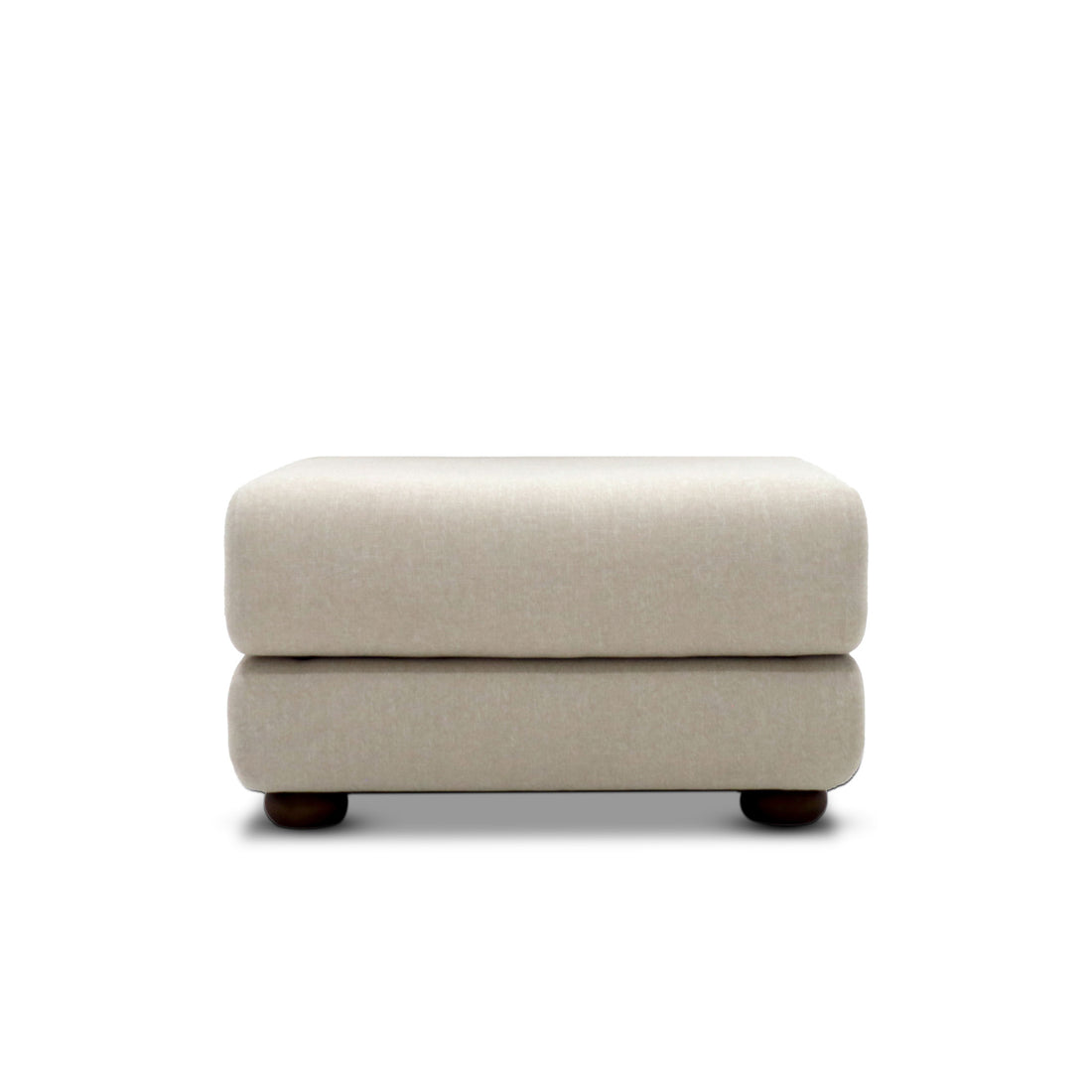 Cette suite ottomane rectangulaire de Humble Nature, sur fond blanc, présente un revêtement beige doux et des pieds ronds foncés, incarnant un design de luxe pour compléter nimporte quelle collection de canapés.