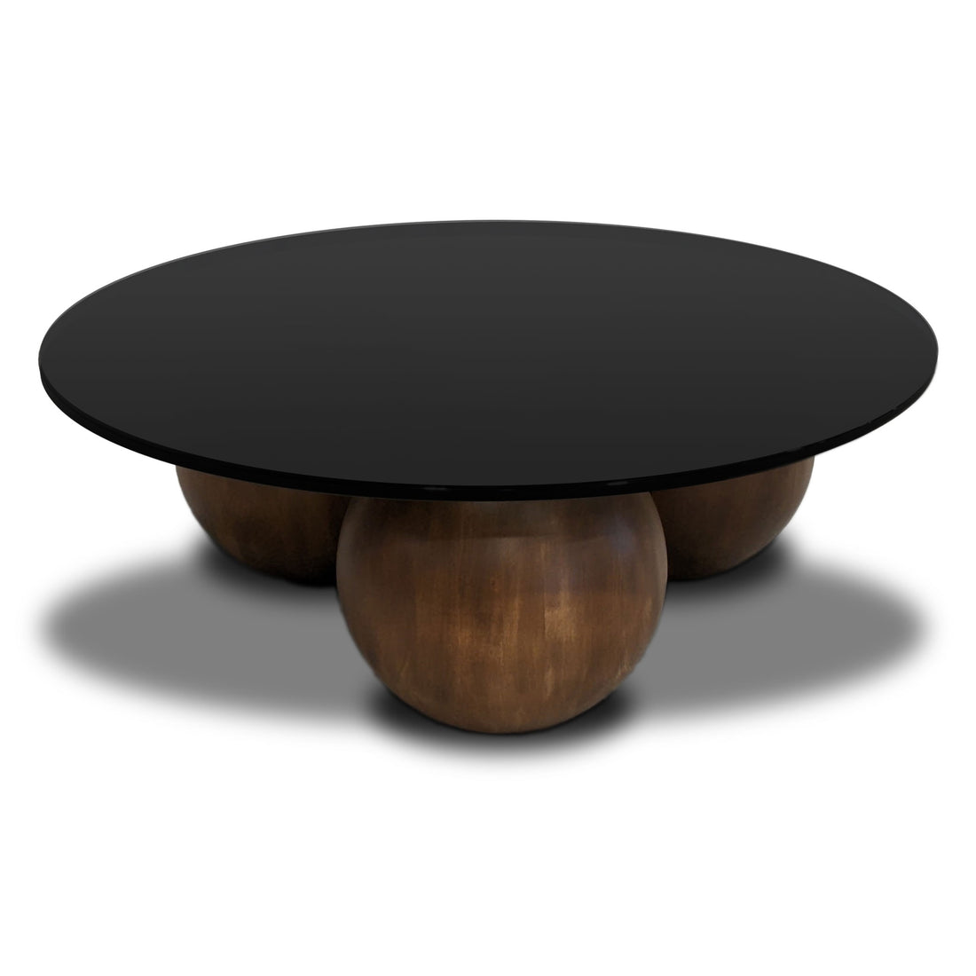 La Table basse 48 Suite de Humble Nature est dotée dun grand plateau rond noir soutenu par quatre pieds sphériques en bois massif. Son design minimaliste et épuré contraste la surface sombre avec la texture naturelle du bois, incarnant un véritable design de luxe.