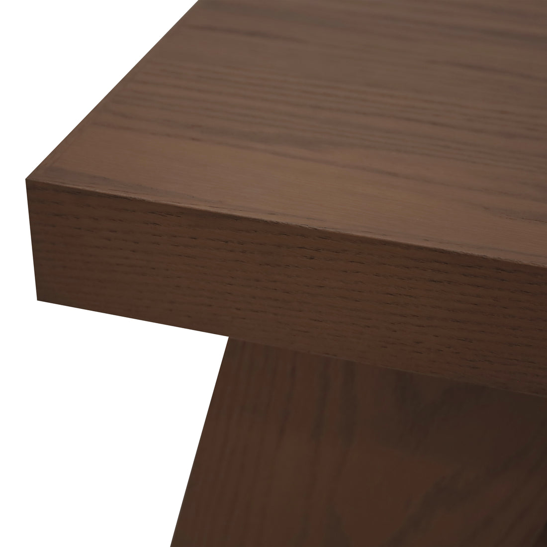 Gros plan de la Table basse 48 Origin | PECAN de Humble Nature qui révèle un grain lisse et brun foncé. Cette pièce met en valeur un savoir-faire exceptionnel avec son design moderne et minimaliste et ses arêtes vives, ajoutant une authenticité qui met en valeur nimporte quel espace.