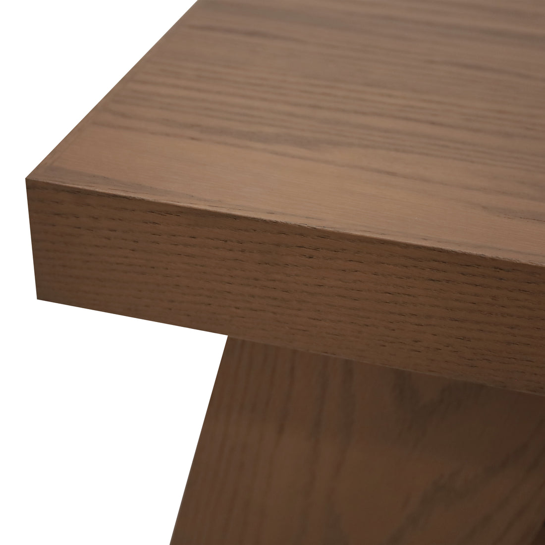 Gros plan de la Table basse 48 Origin | SADDLE de Humble Nature, avec sa finition lisse et naturelle de couleur marron. Le grain visible et les bords droits soulignent un savoir-faire exceptionnel et un design simple et moderne qui incarne lessence des matériaux naturels.