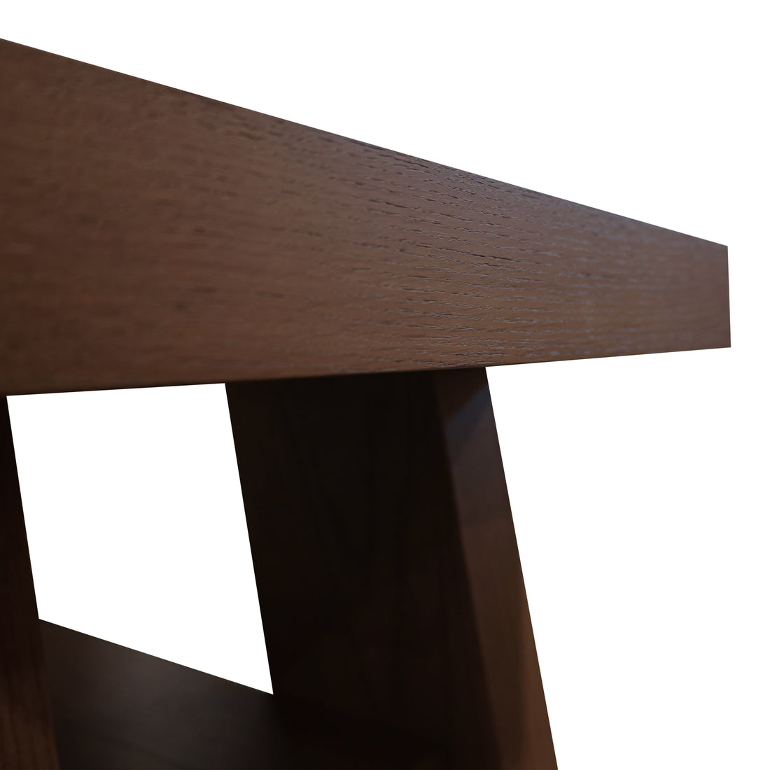 Un gros plan en angle de la console de table Origin | PECAN de Humble Nature met en valeur son grain et sa texture, mettant en valeur son authenticité. Avec un design simple et moderne et des lignes épurées, il reflète un savoir-faire exceptionnel sur un fond blanc uni.