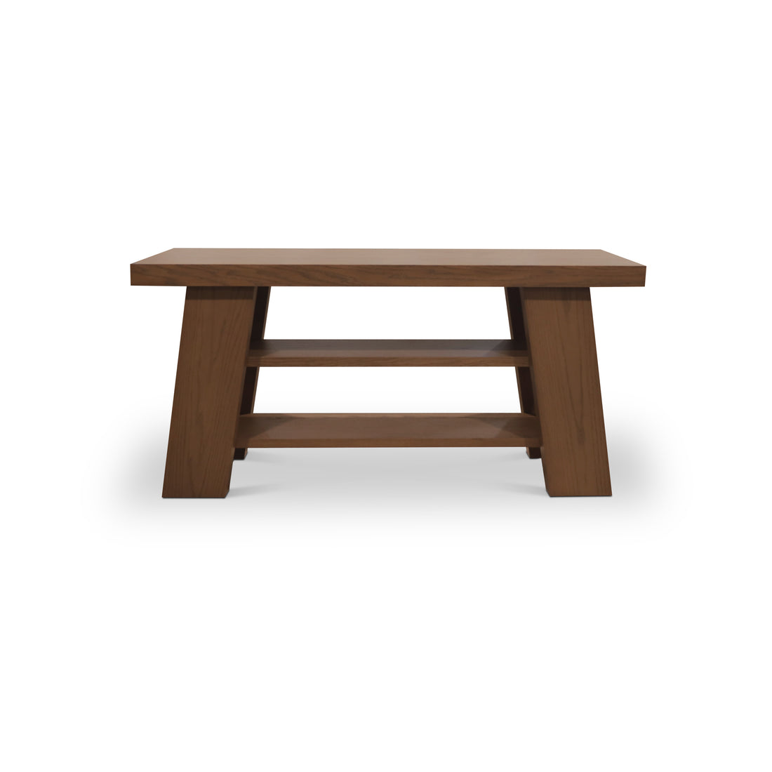 La table console Origin | SADDLE de Humble Nature présente une conception en bois au savoir-faire exceptionnel, avec un plateau rectangulaire et deux étagères inférieures soutenues par quatre pieds inclinés. Sa finition lisse et naturelle en fait une table basse idéale pour tout espace de vie.