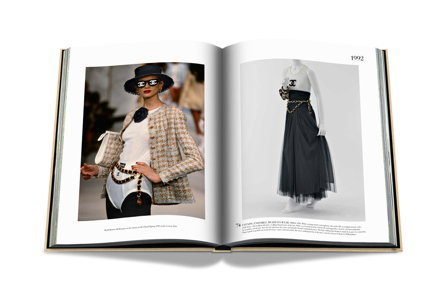 Un exemplaire ouvert de « CHANEL | THE IMPOSSIBLE COLLECTION », publié par Assouline, comporte deux pages. Sur la page de gauche, un mannequin porte une tenue inspirée de Chanel, avec chapeau et lunettes de soleil. La page de droite présente l&