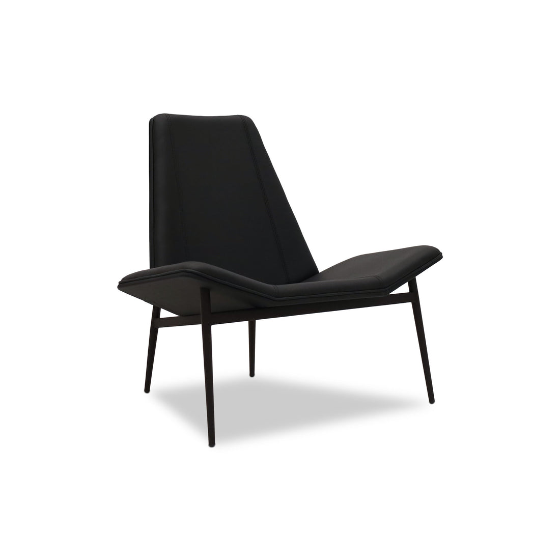 Le fauteuil Chaise en cuir Essence | ONYX, de Humble Nature, est un fauteuil lounge noir moderne avec un dossier haut, un design élégant, des pieds en métal fins et un style minimaliste fabriqué en « cuir naturel ».