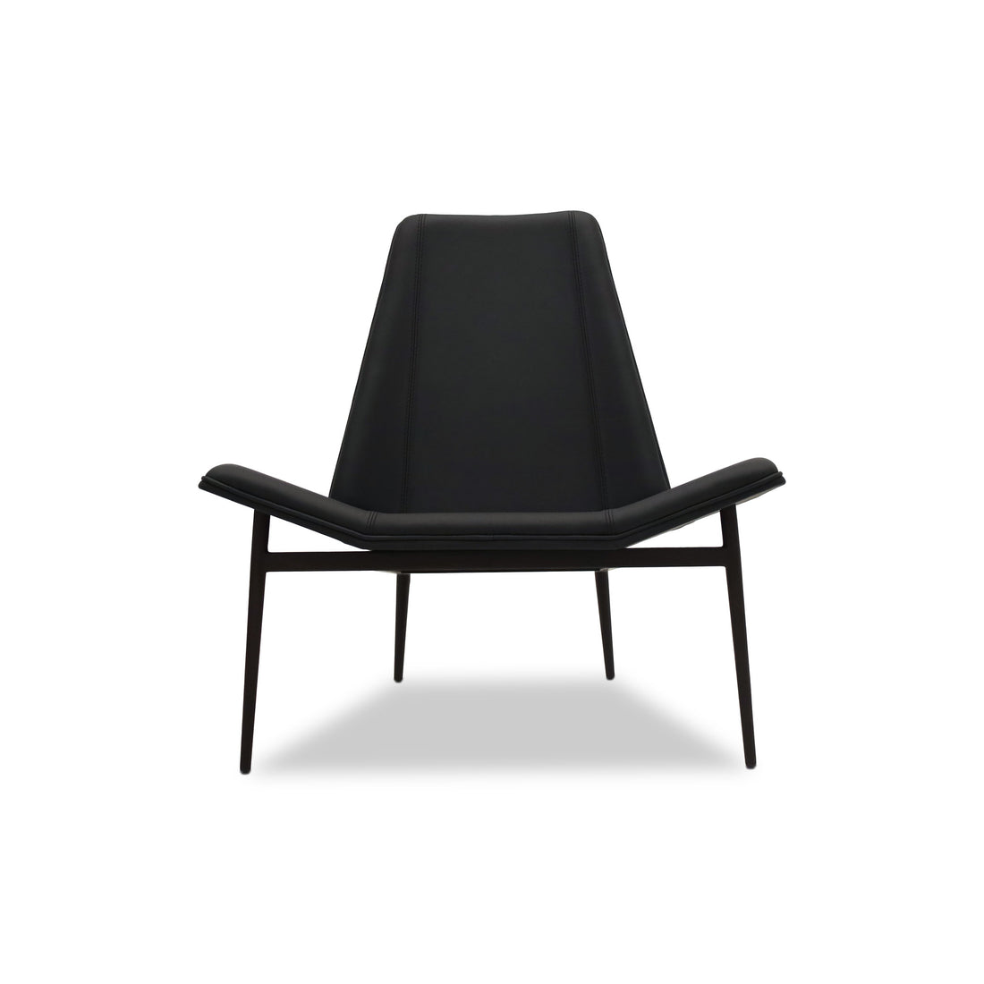 Le fauteuil Chaise en cuir Essence | ONYX de Humble Nature est un fauteuil de salon noir élégant et moderne avec un design angulaire, un dossier haut et des pieds en métal fins. Décoré en cuir naturel riche, il apporte une sophistication brésilienne à nimporte quel espace.