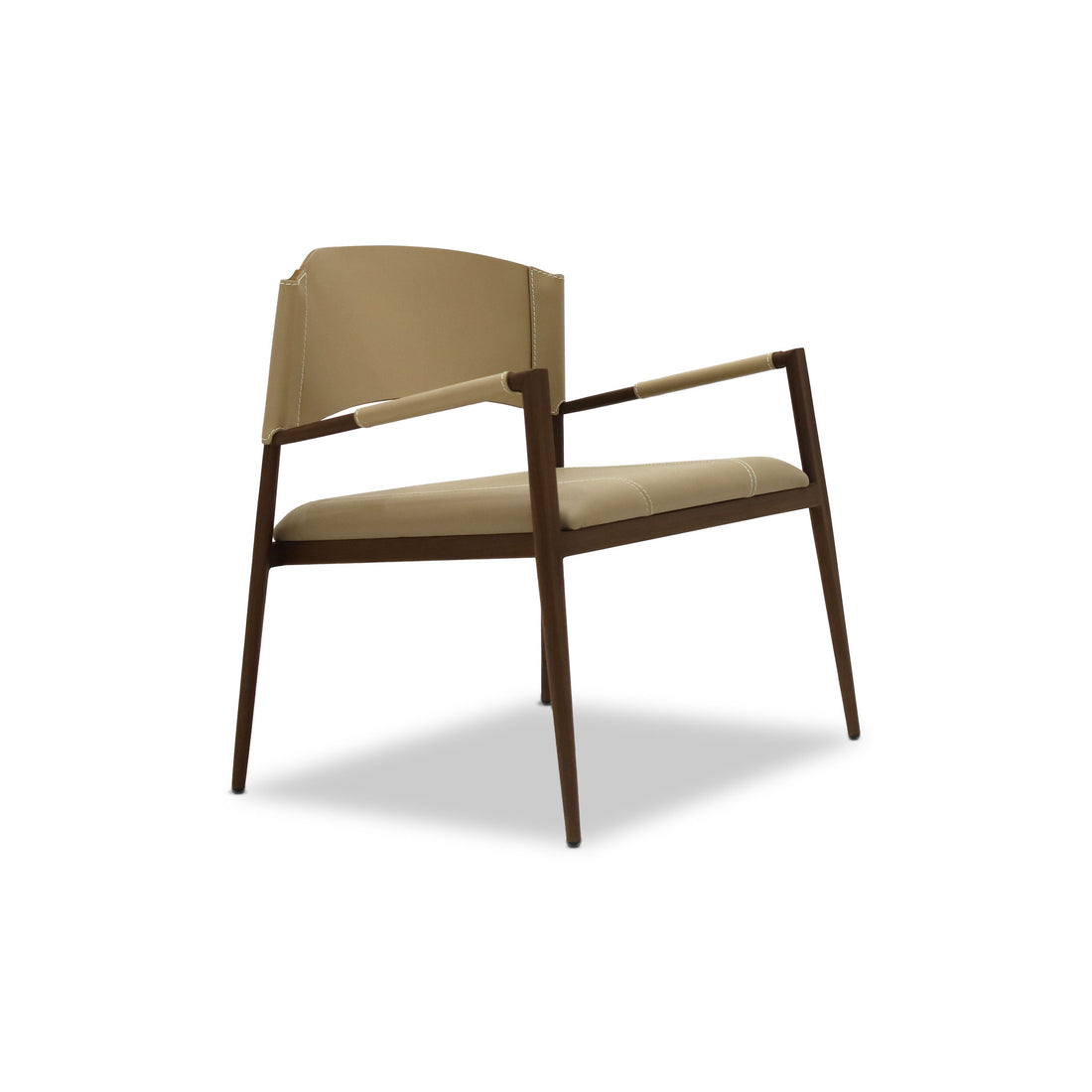 Fauteuil Chaise en cuir beige moderne Suite │ Naturel de Humble Nature, doté dun cadre et daccoudoirs en bois élégants. Avec son design minimaliste, son dossier légèrement incliné et son siège rembourré, il projette une ombre sur le fond blanc.