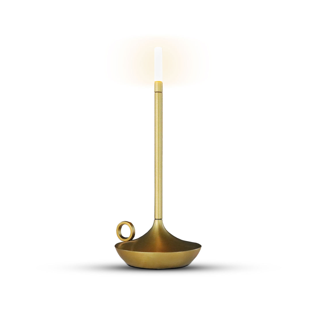 La Lampe extérieure et intérieure de Humble Nature présente un design fin en laiton avec une base et une poignée incurvées, rappelant une lampe à bougie portative traditionnelle. Sa tige verticale supporte une bougie blanche, projetant une lueur élégante qui enrichit nimporte quel espace avec son charme minimaliste.