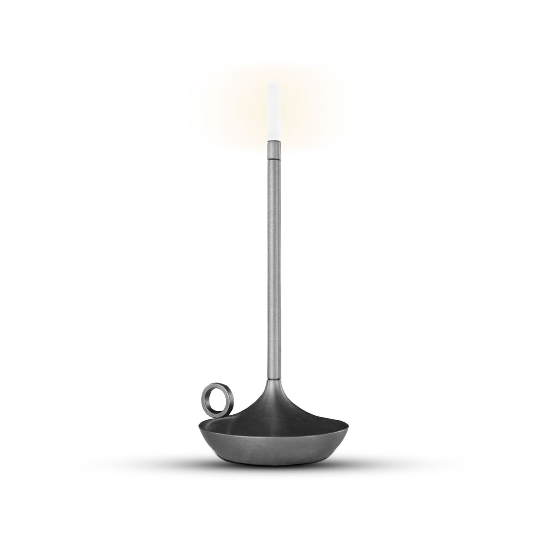 La Lampe extérieure &amp; intérieure │ SLATE de Humble Nature est un bougeoir élégant et moderne avec une poignée en boucle, présentant un design métallique haut et mince et une lumière de bougie doucement brillante.