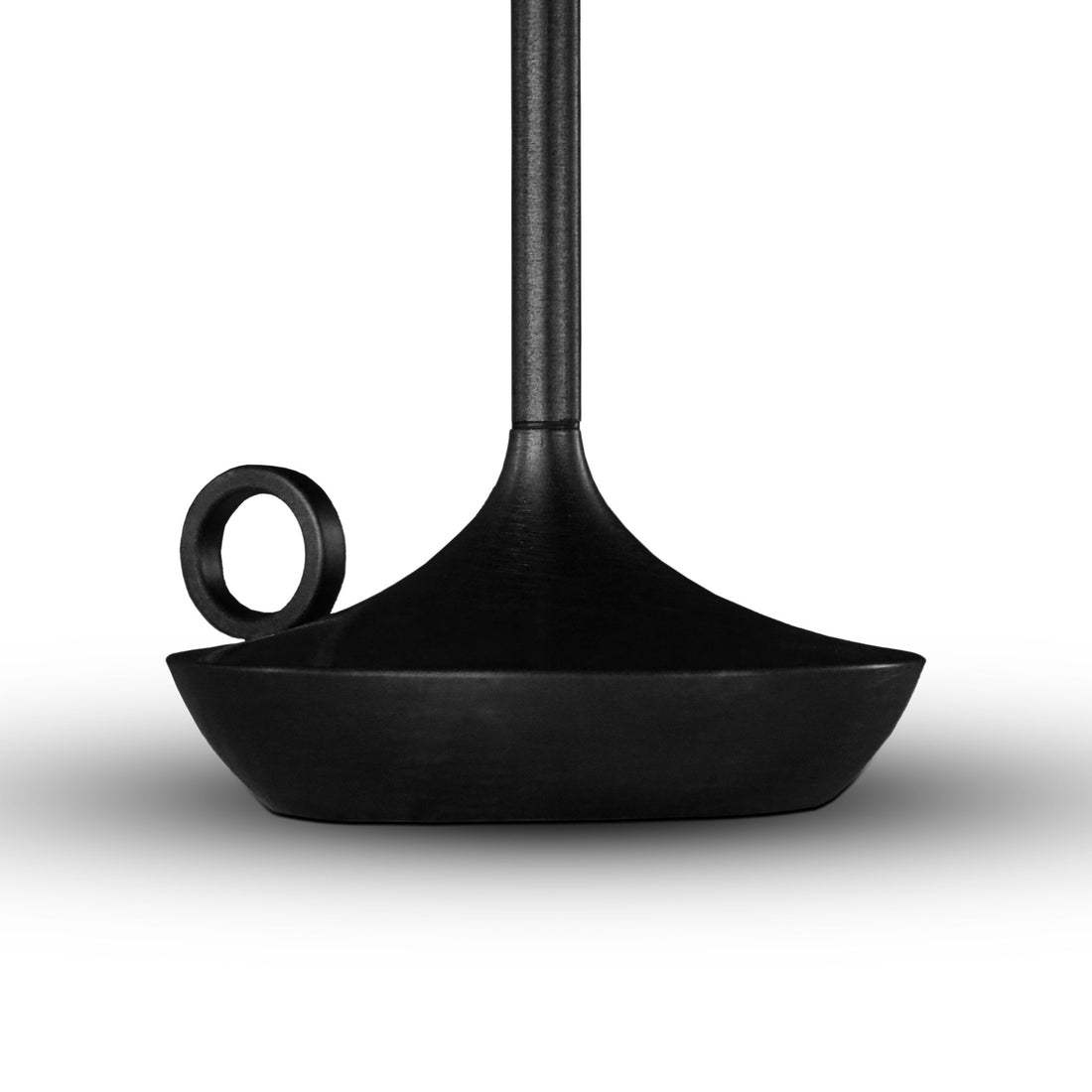 Présentation de la Lampe extérieure &amp; intérieure │ ONYX de Humble Nature, un élégant bougeoir noir au design conique épuré avec une poignée latérale circulaire, rappelant une lampe à bougie portable. La large base se rétrécit élégamment pour soutenir la bougie, et son design minimaliste est magnifiquement accentué sur un fond blanc, ce qui le rend parfait pour créer une douce lumière.